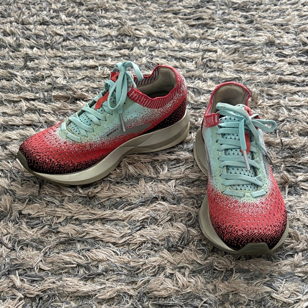 Brooks Levitate 2 Women's Running Sneakers in Coral and Sky Blue, Size 6